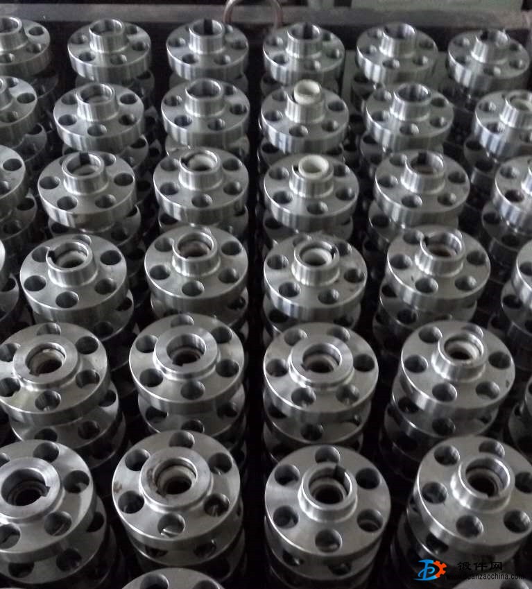 法蘭盤。有毛坯，有成品，可代用。價格最優惠。每T5200元。(成品)