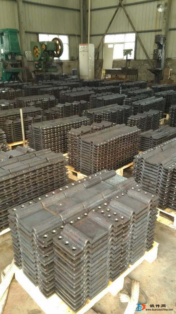 江西鍛造廠專業生產挖掘機搖臂，吊鉤，管卡等鍛造件
