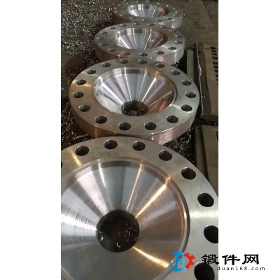 鍛造各種法蘭，管件。
