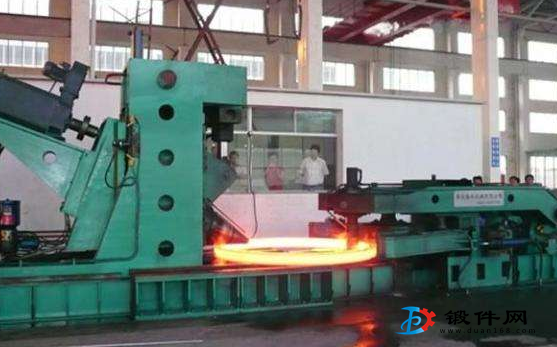 輾環機加工環形鍛件