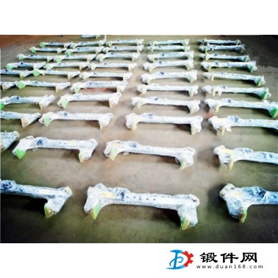 吊石材用的夾鉗夾皮具有哪些優勢特性？