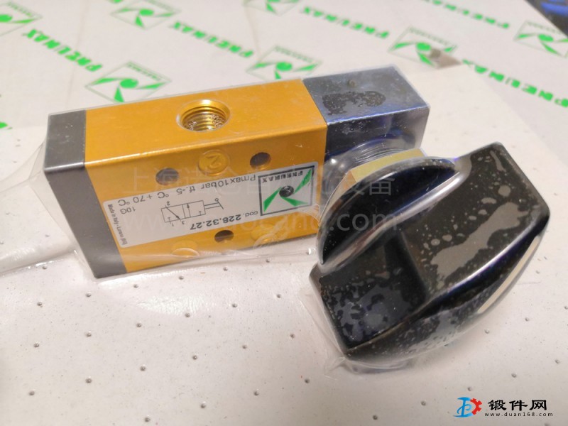 228.53.32.9/2   PNEUMAX手動閥